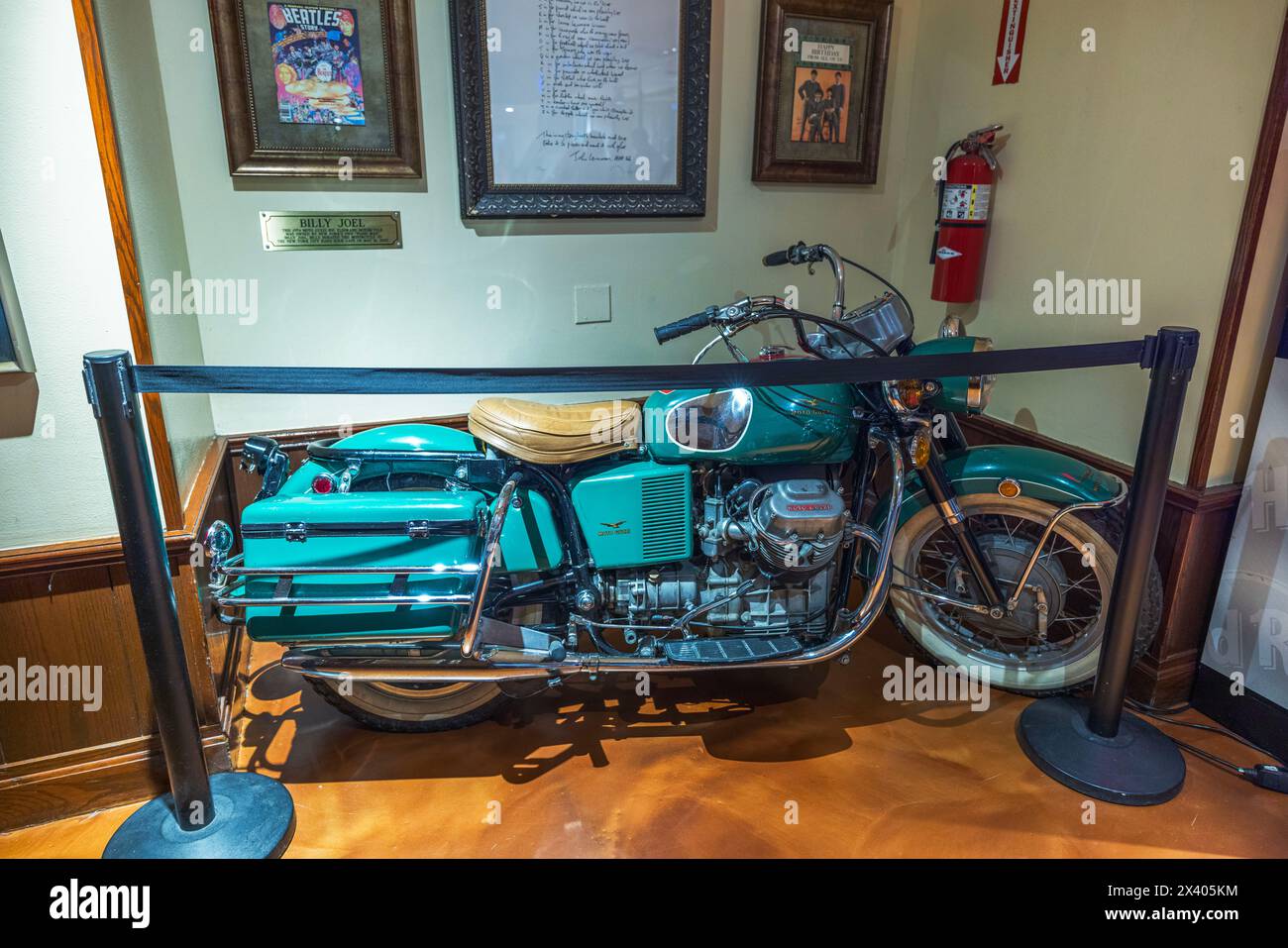 L'emblématique moto Moto Guzzi, autrefois propriété de John Lennon et présentée dans le film « Comment j'ai gagné la guerre », est exposée au Hard Rock Cafe Banque D'Images