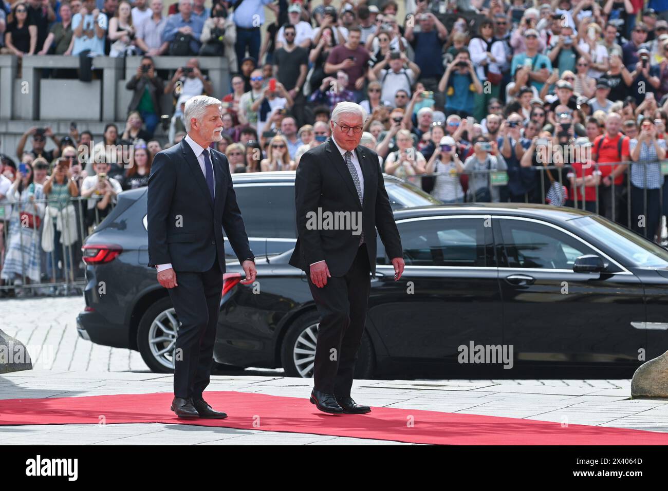 Prague, République tchèque. 29 avril 2024. Le président allemand Frank-Walter Steinmeier (à droite) et le président tchèque Petr Pavel (à gauche) ont vu avant leur rencontre au château de Prague. Le président allemand Frank-Walter Steinmeier s'est rendu en République tchèque et a rencontré le président tchèque Petr Pavel. La visite du président allemand Frank-Walter Steinmeier s'inscrit dans le cadre de la célébration du 20e anniversaire de l'entrée de la République tchèque et d'autres pays d'Europe centrale dans l'Union européenne. Crédit : SOPA images Limited/Alamy Live News Banque D'Images