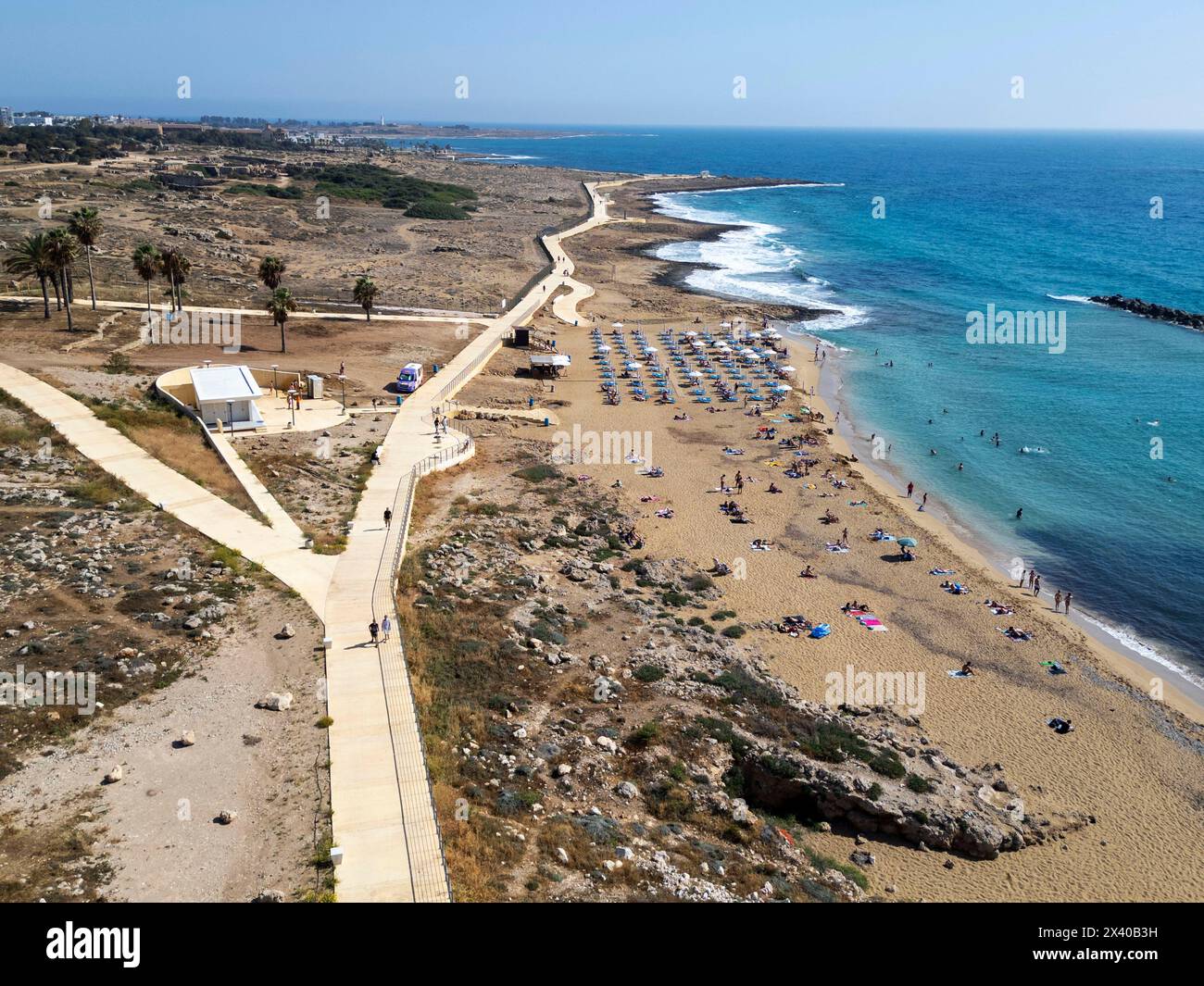 Vue aérienne du sentier côtier de paphos à la plage de Vénus, Tombeau des Rois, Paphos, Chypre Banque D'Images