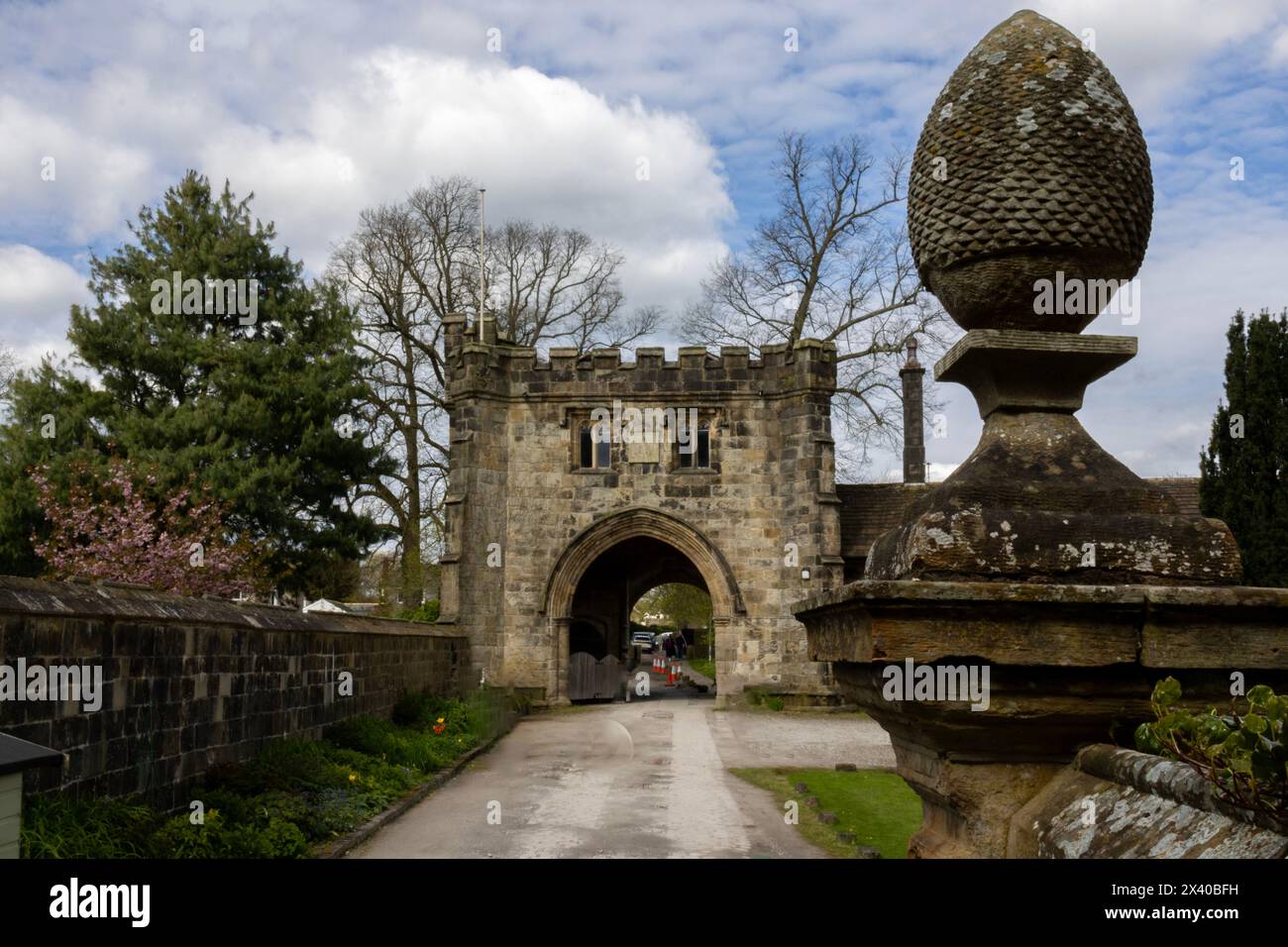 Finial en pierre et engtrance arquée dans l'abbaye de Whalley à Whalley, Lancashire, Angleterre Banque D'Images