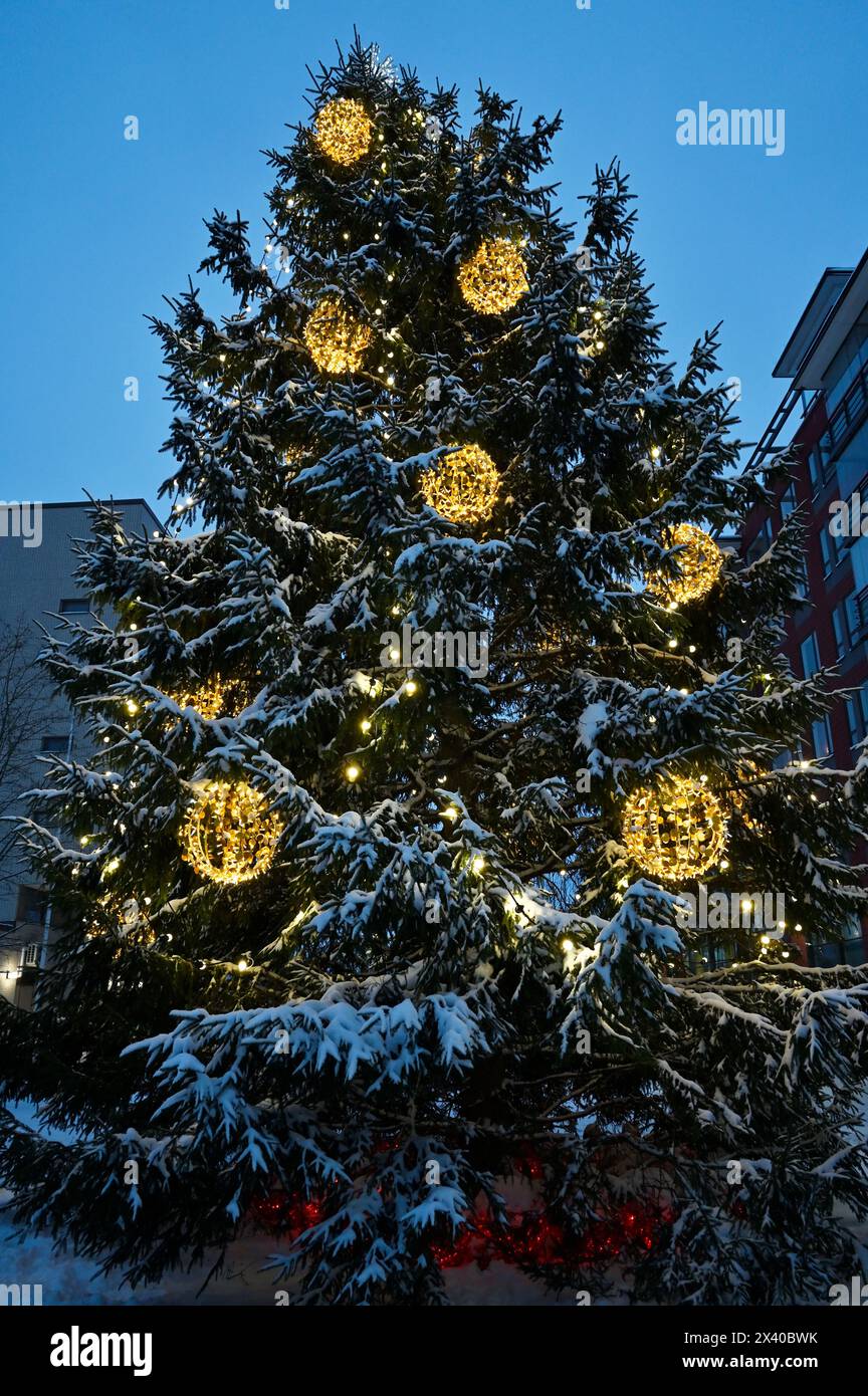 Arbre de Noël à l'extérieur dans une petite ville finlandaise en décembre Banque D'Images