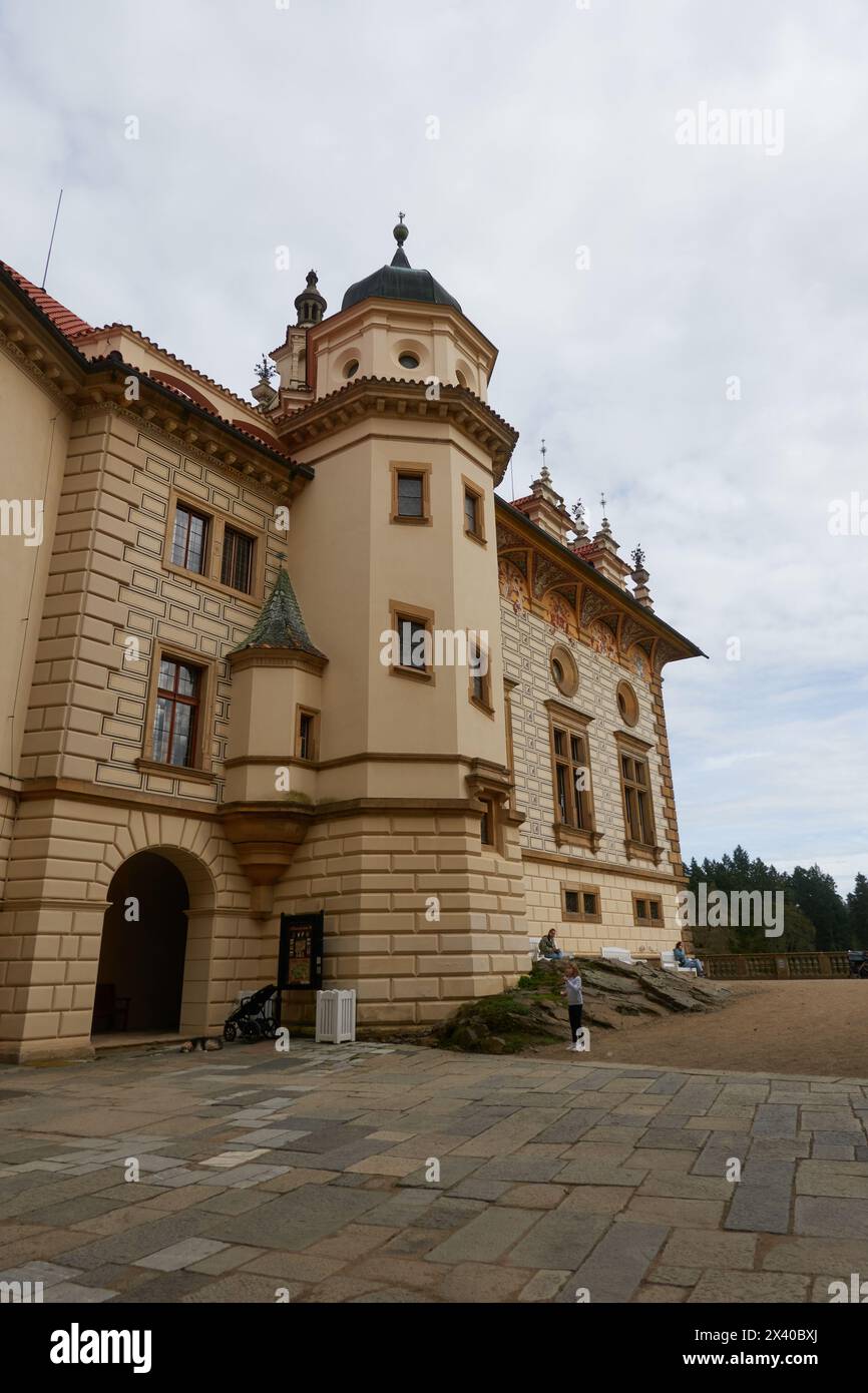 Pruhonice, République tchèque - 29 mars 2024 - le château de Pruhonice près de Prague au début du printemps Banque D'Images
