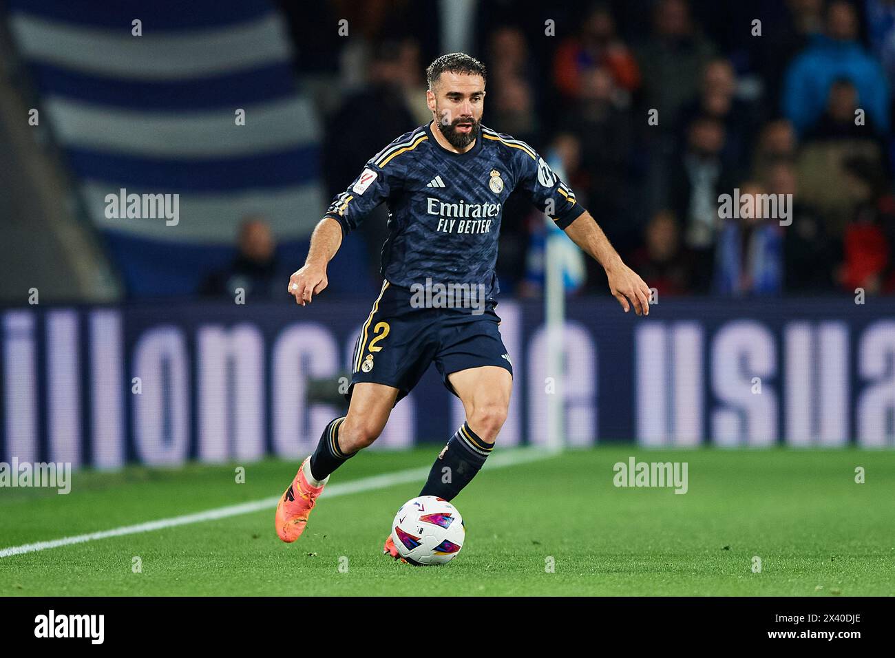 Daniel Carvajal du Real Madrid CF avec le ballon lors du match LaLiga EA Sports entre la Real Sociedad et le Real madrid CF au stade Reale Arena sur un Banque D'Images