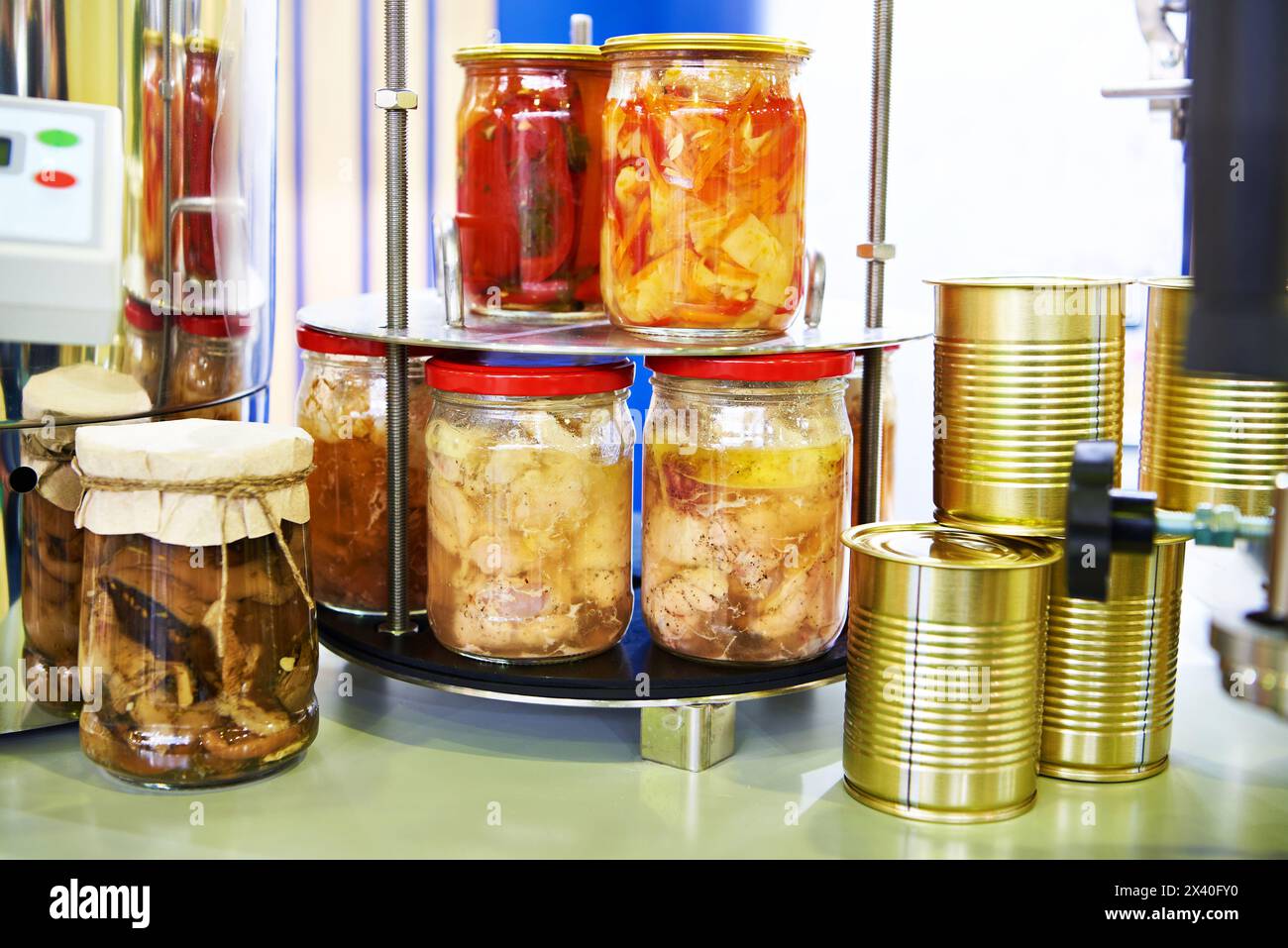 Légumes en conserve, champignons, ragoût dans un pot sur une vitrine Banque D'Images