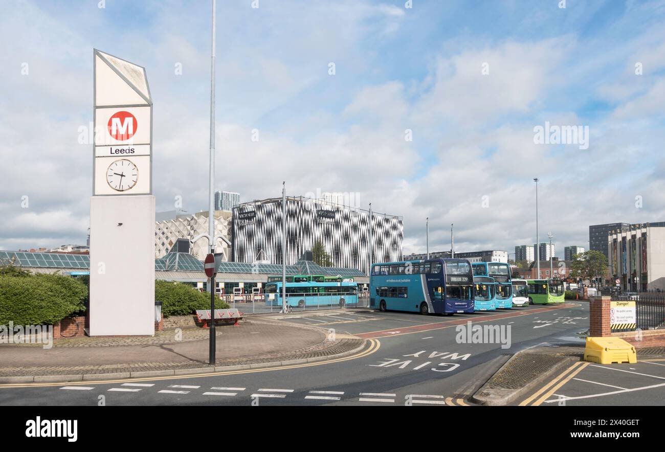 Bus stationnés dans la gare routière de Leeds City, Yorkshire, Angleterre, Royaume-Uni Banque D'Images