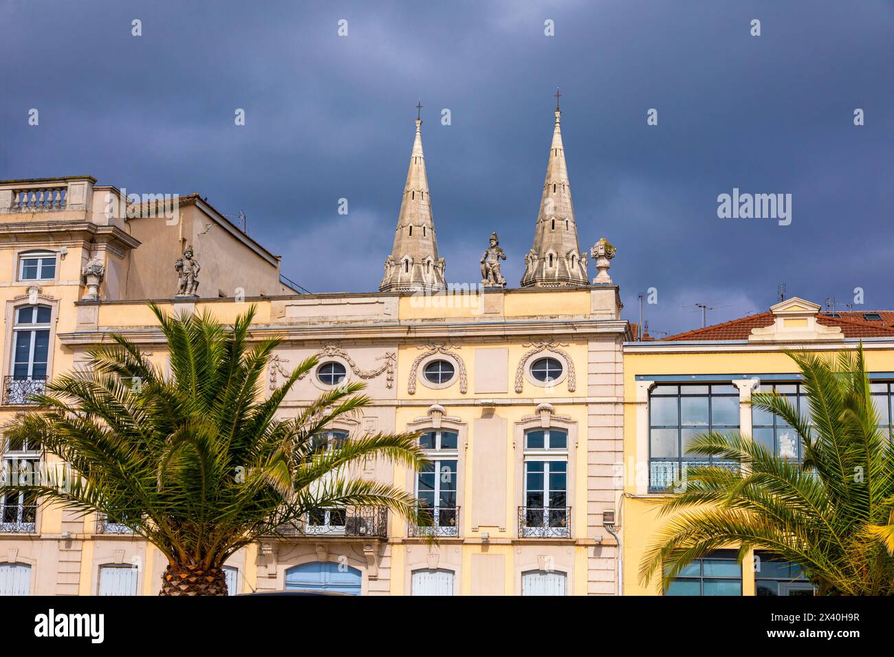 France, Saône-et-Loire, Mâcon. Statue sur le toit de la mairie Banque D'Images
