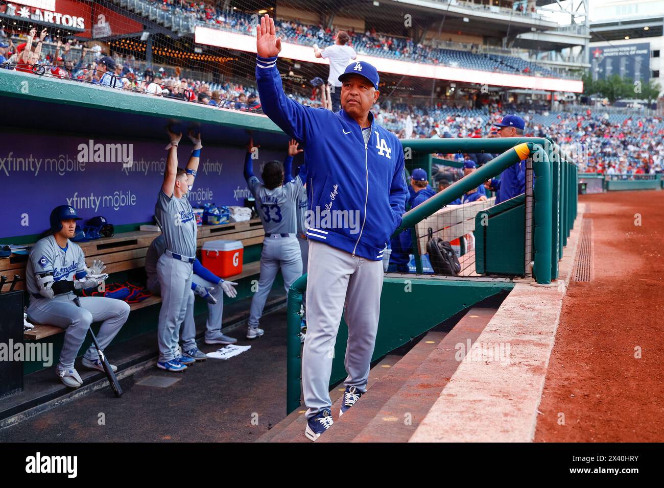 WASHINGTON, DC - 24 AVRIL : le manager Dave Roberts fait signe aux fans avant un match contre les Nationals de Washington au Nationals Park le 24 avril 2024 à Washington, DC. (Photo de Brandon Sloter/image of Sport) Banque D'Images