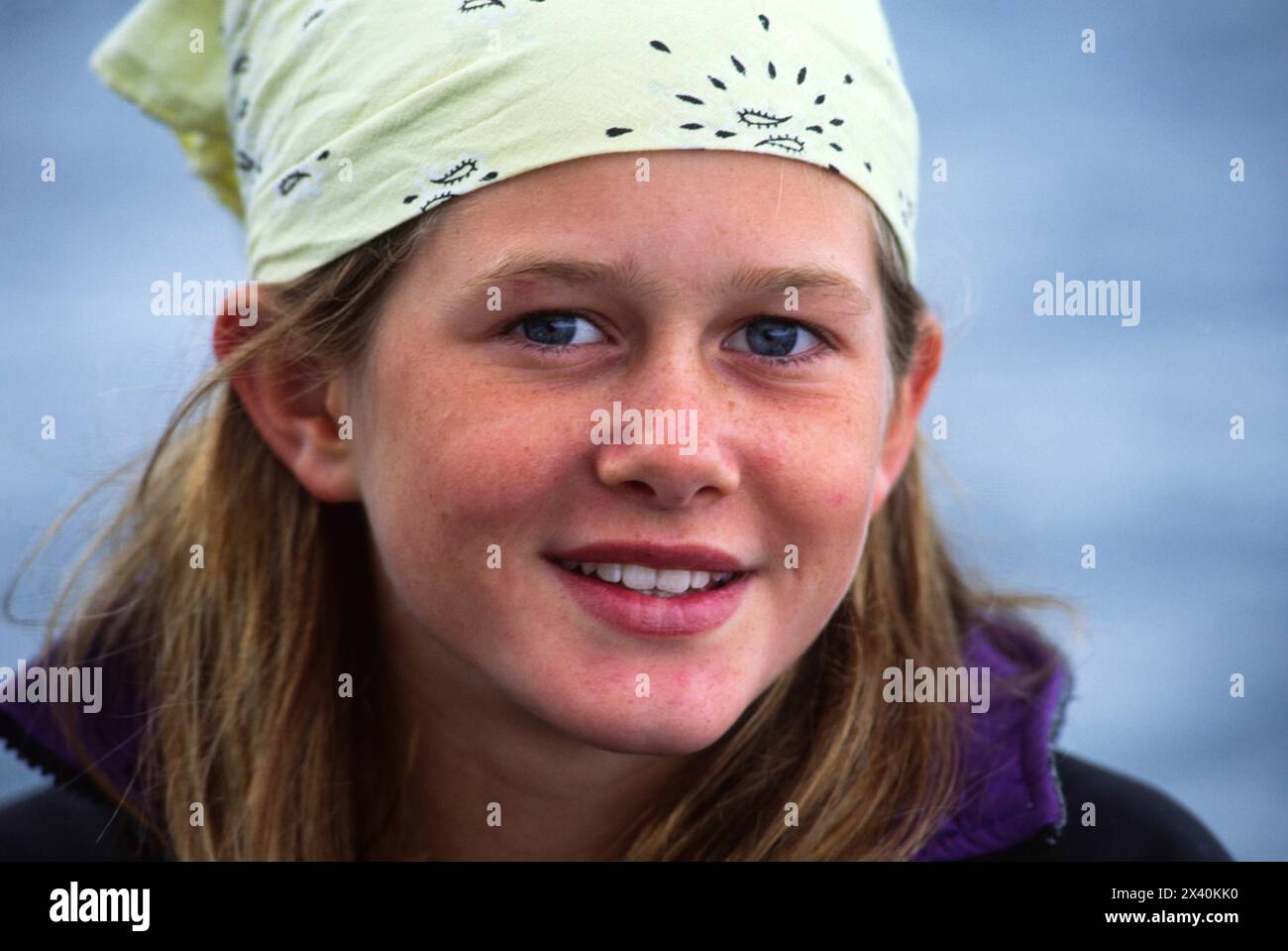 Gros plan portrait extérieur d'une fille portant un bandana vert pâle, Parc national et réserve de Glacier Bay, Alaska, États-Unis Banque D'Images