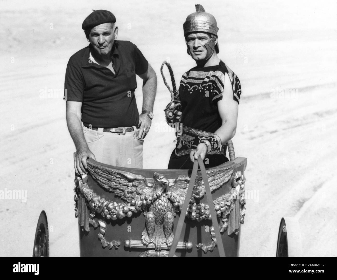 Le célèbre cascadeur YAKIMA CANUTT enseigne À STEPHEN BOYD comment conduire un char pendant la fabrication de BEN HUR 1959 Directeur WILLIAM WYLER musique MIKLOS ROZSA costume Design ELIZABETH HAFFENDEN Metro Goldwyn Mayer Banque D'Images