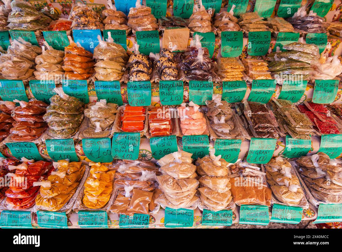 Épices en vente sur un marché de fruits, légumes et aliments généraux à Palerme ; Palerme, Sicile, Italie Banque D'Images
