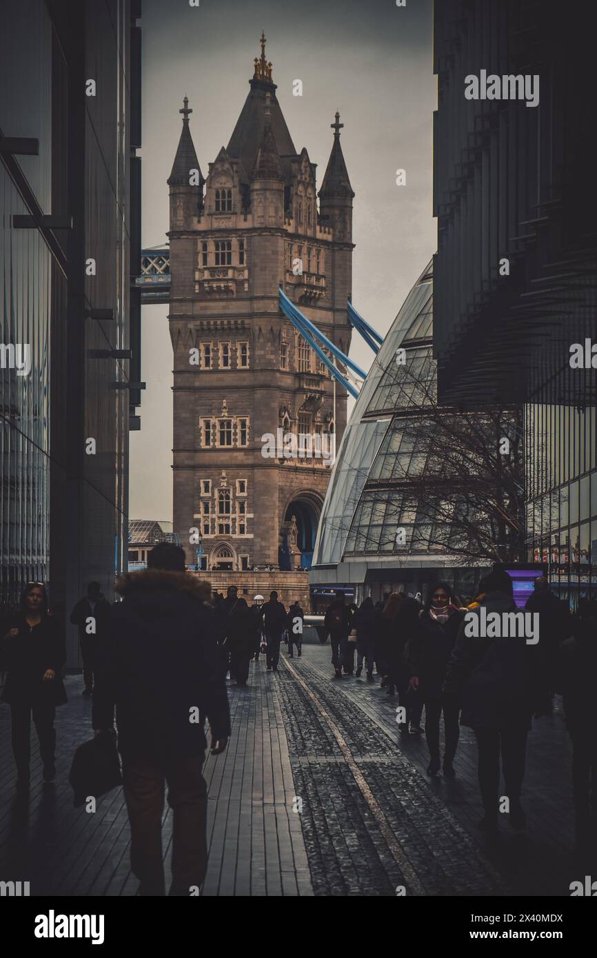 Londres, Royaume-Uni - janvier 2024 : vue sur Tower Bridge depuis une rue Banque D'Images