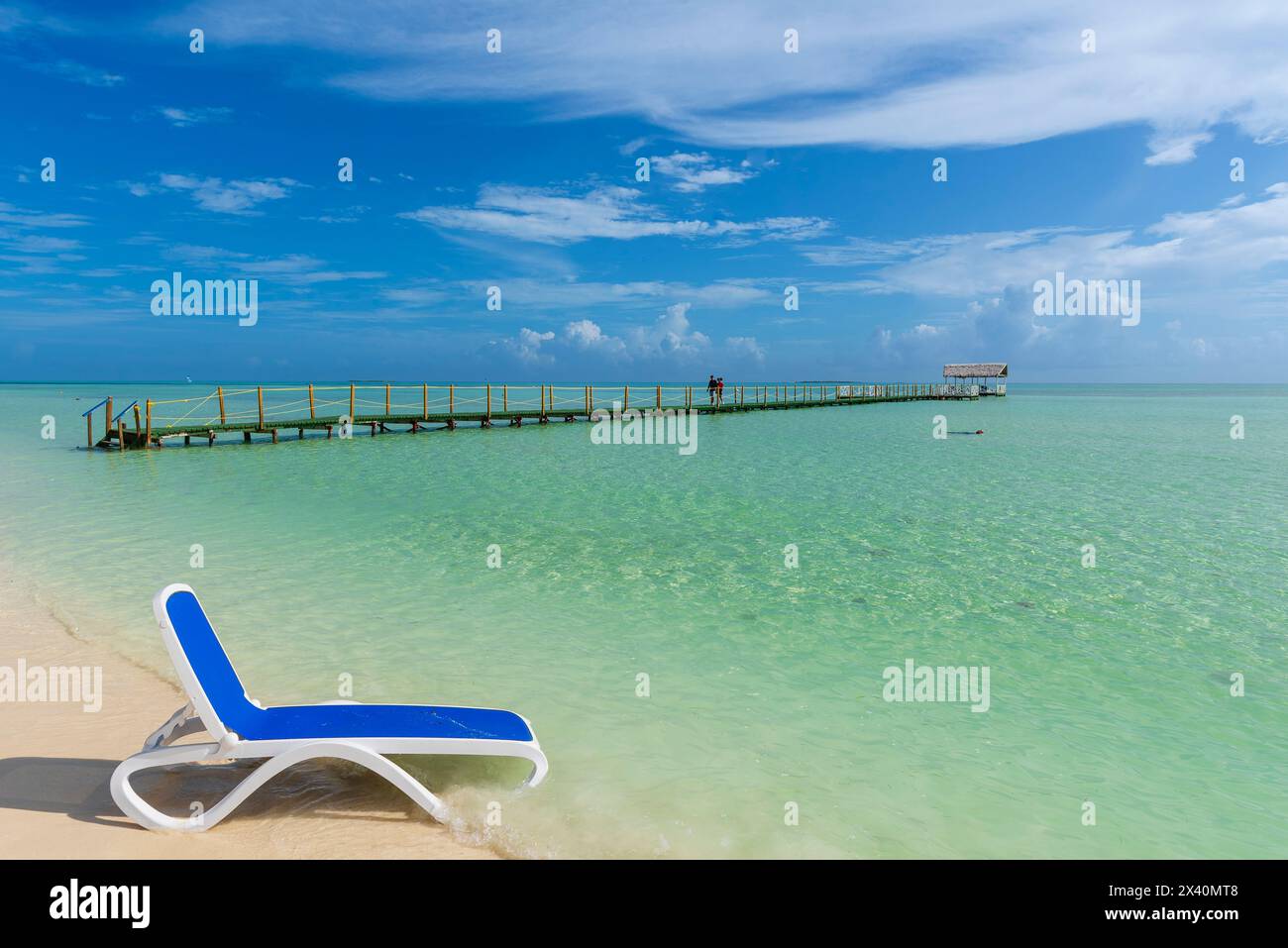 Les touristes apprécient le quai d'un hôtel à Cayo Guillermo dans l'archipel des Jardines del Rey, avec une eau turquoise limpide et l'horizon au loin Banque D'Images