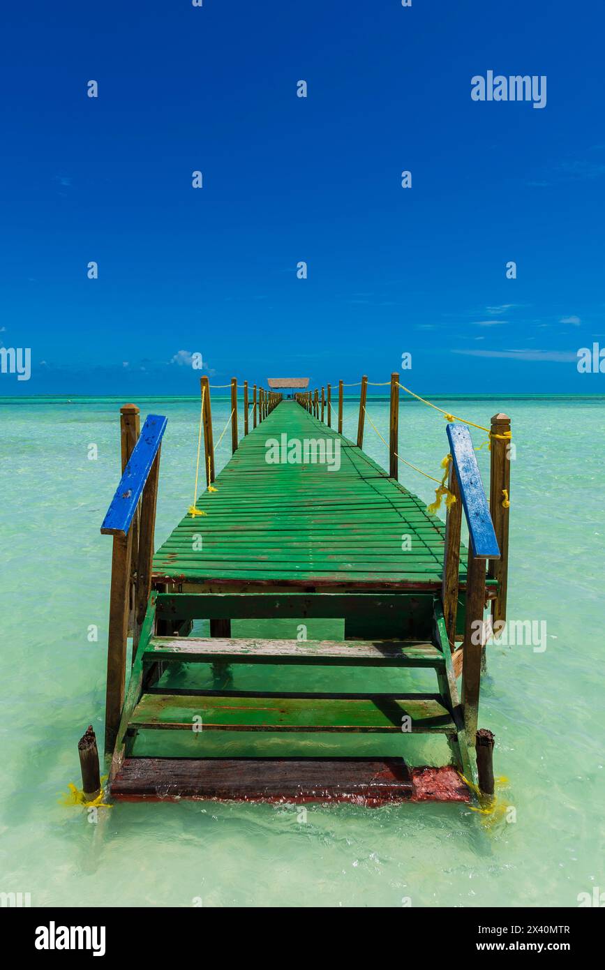 Embarcadère d'un hôtel à Cayo Guillermo dans l'archipel des Jardines del Rey, avec une eau turquoise limpide et l'horizon au loin Banque D'Images