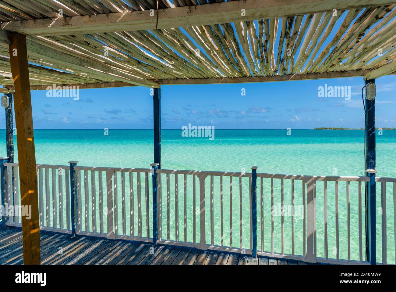 Embarcadère d'un hôtel à Cayo Guillermo dans l'archipel des Jardines del Rey, avec une eau turquoise limpide et l'horizon au loin Banque D'Images