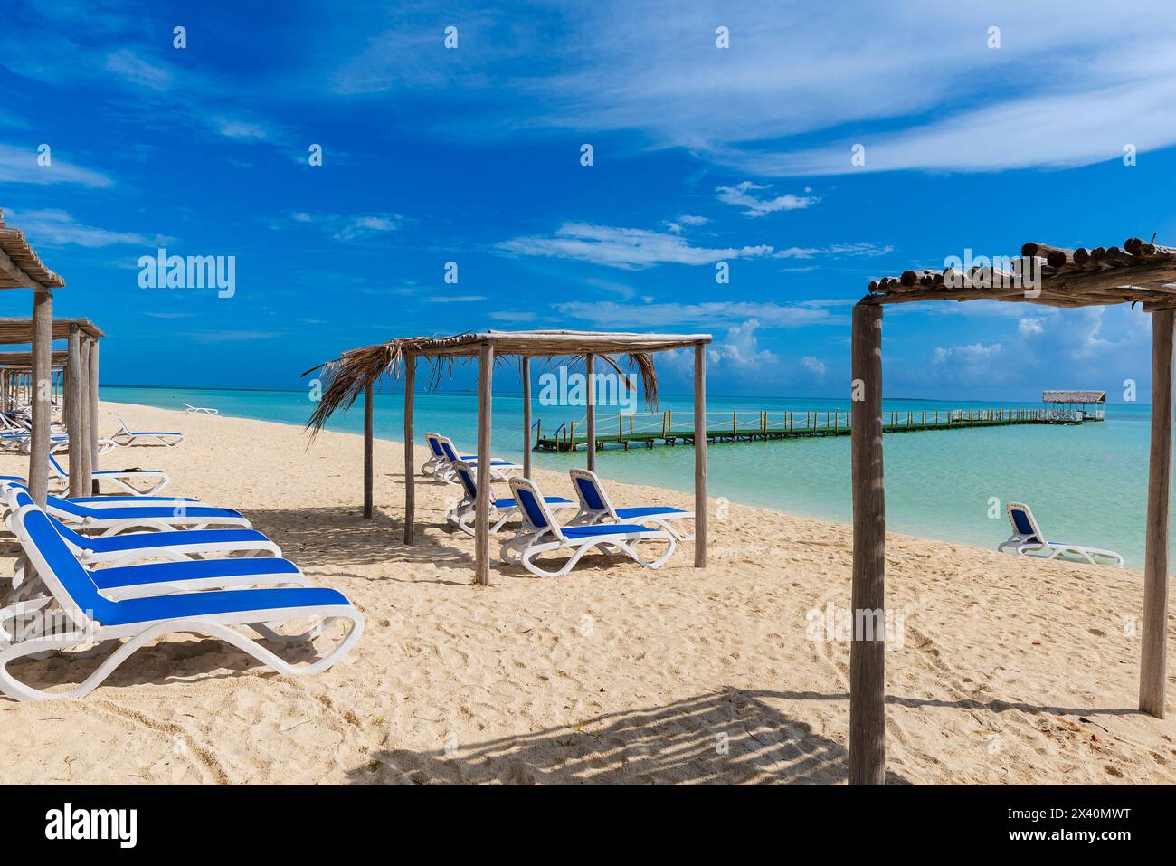 Chaises sur une plage de sable blanc dans les Caraïbes ; Cayo Guillermo, Cuba Banque D'Images