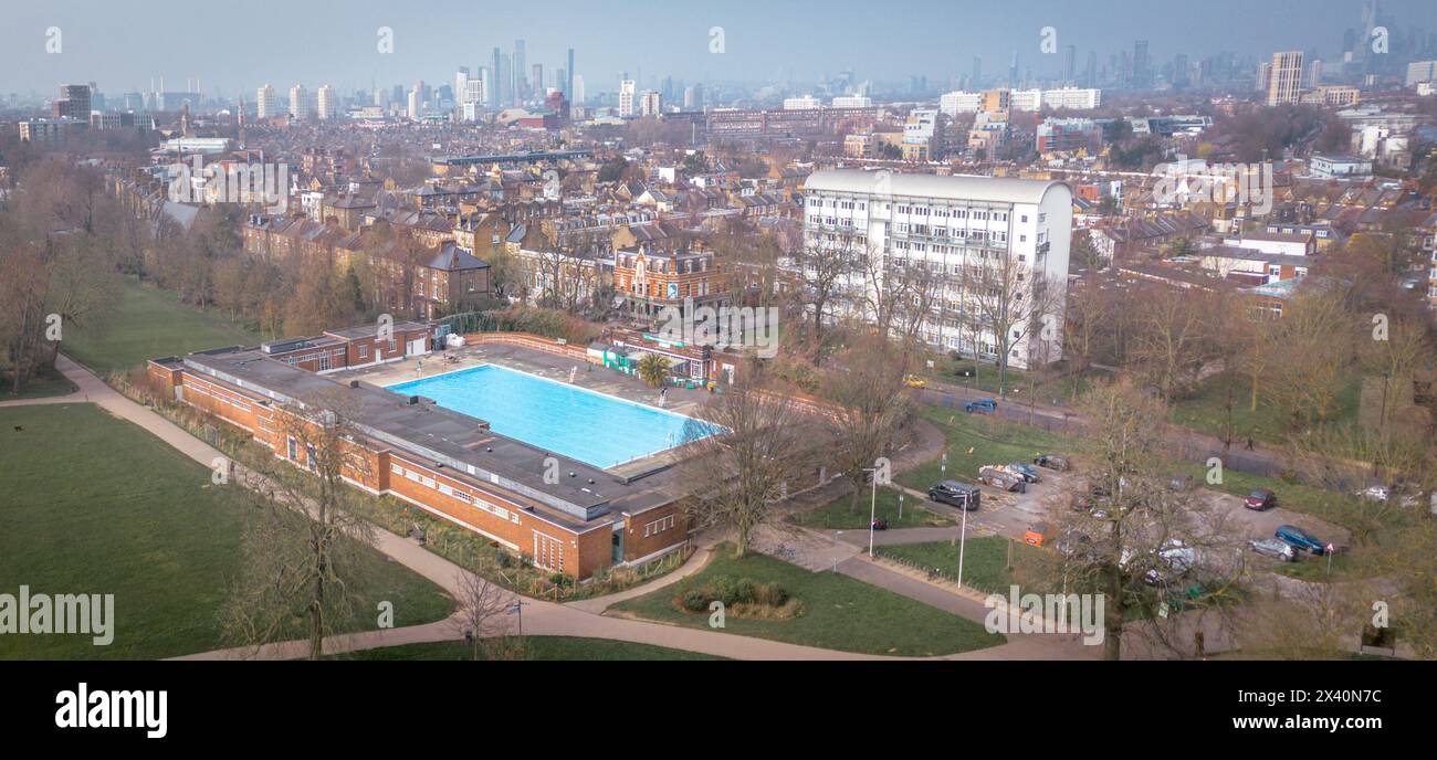 LONDRES : vue aérienne de Londres, montrant Brockwell Lido et Herne Hill Brixton dans le sud-ouest de Londres avec neuf ormes au loin. Banque D'Images