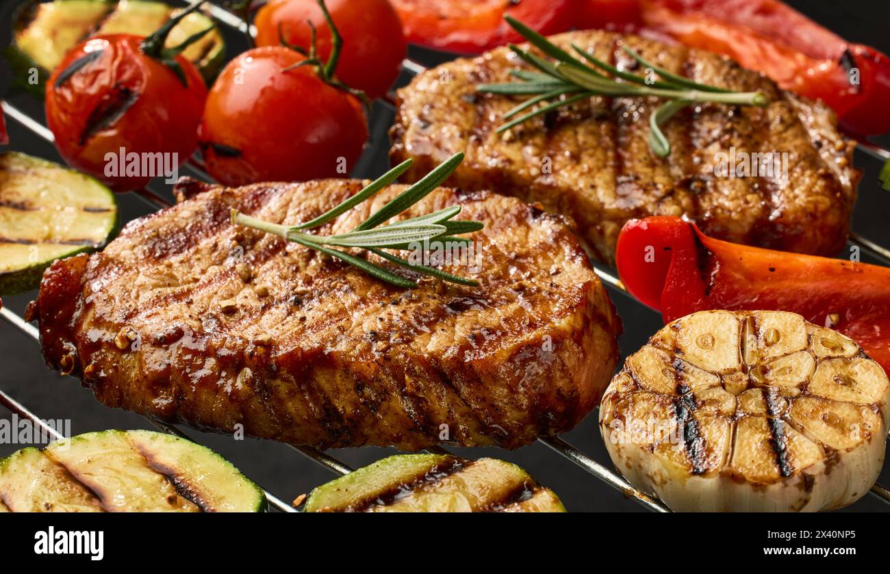 steaks et légumes juteux fraîchement grillés Banque D'Images