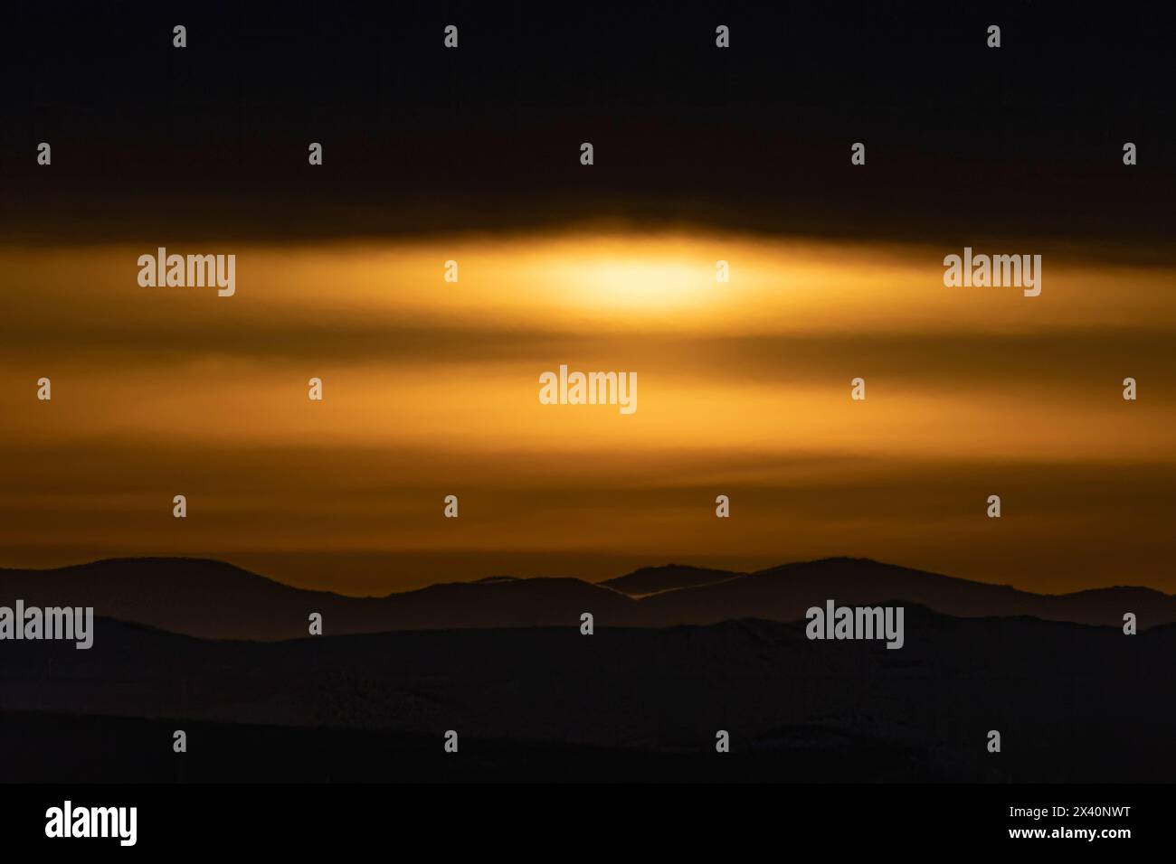 Le soleil brûle à travers le brouillard et les nuages épais au nord de Haines Junction, au Yukon. Fait pour une image très sombre et surréaliste ; Haines Junction, Yukon, Canada Banque D'Images