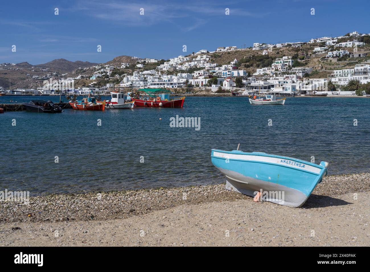 Bateaux dans le port d'une île grecque ; Grèce Banque D'Images