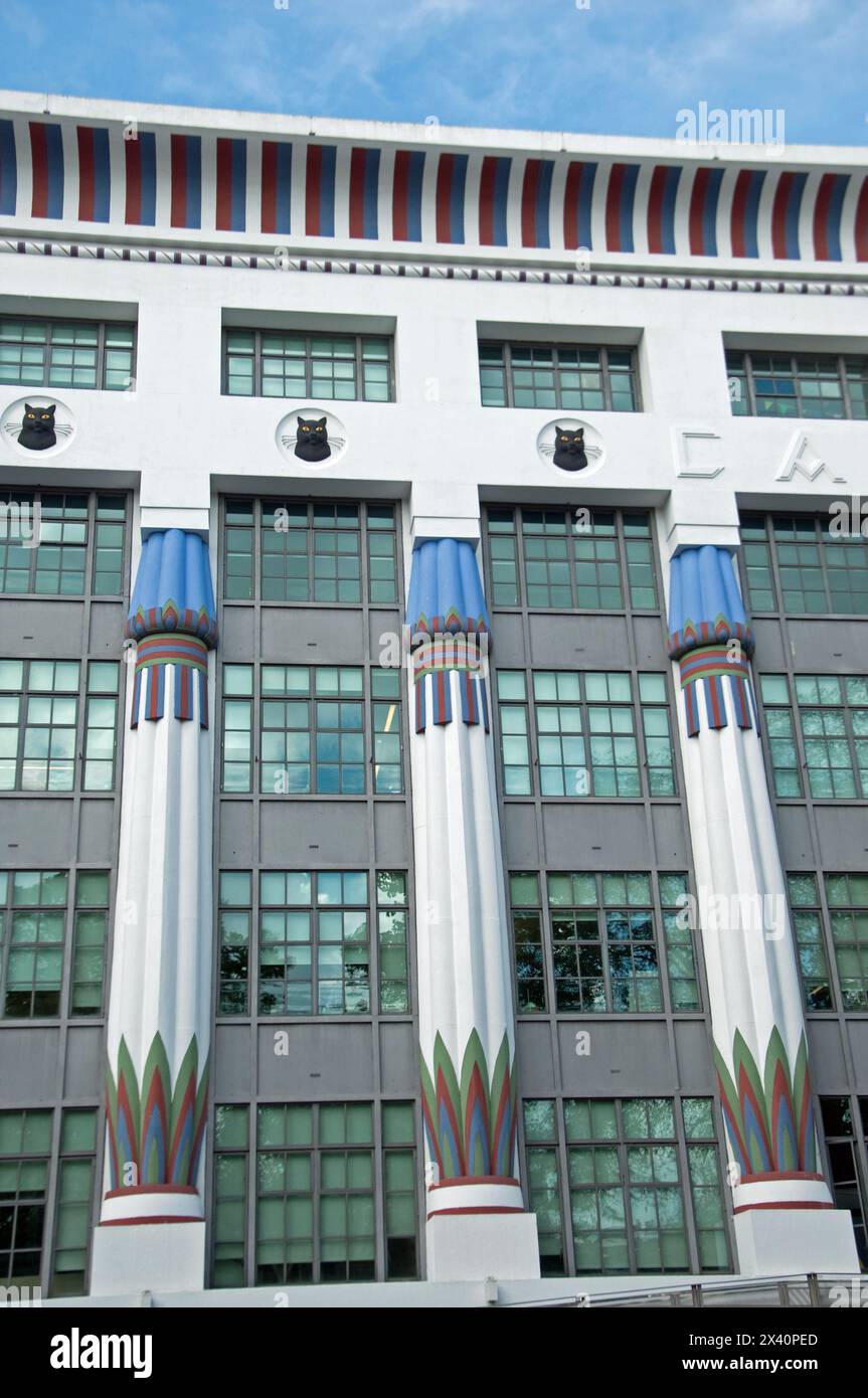 Carreras cigarette Factory est un grand bâtiment art déco situé à Camden, Londres, Angleterre. Il est noté comme un exemple frappant de l'égypti du début du XXe siècle Banque D'Images