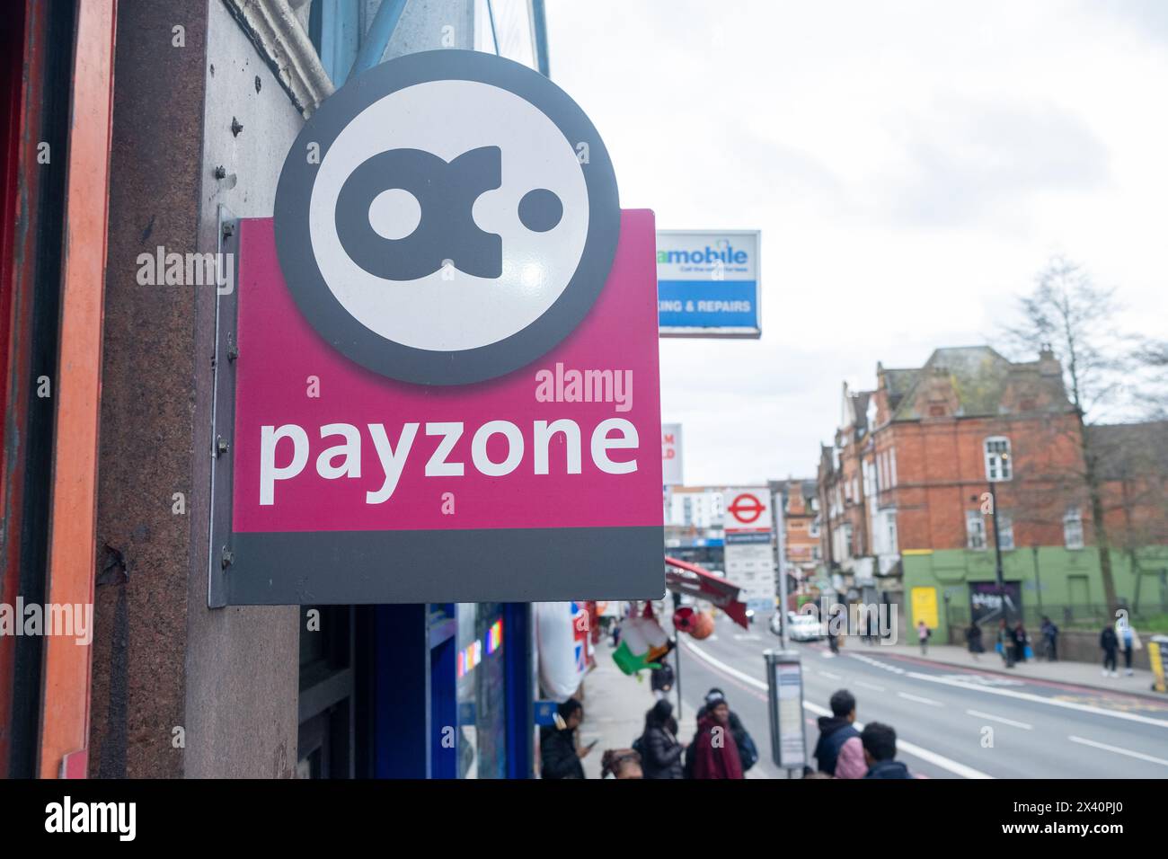 LONDRES- 18 MARS 2024 : signalisation Payzone sur un magasin local à Streatham, SW Londres. Une société de paiement grand public Banque D'Images