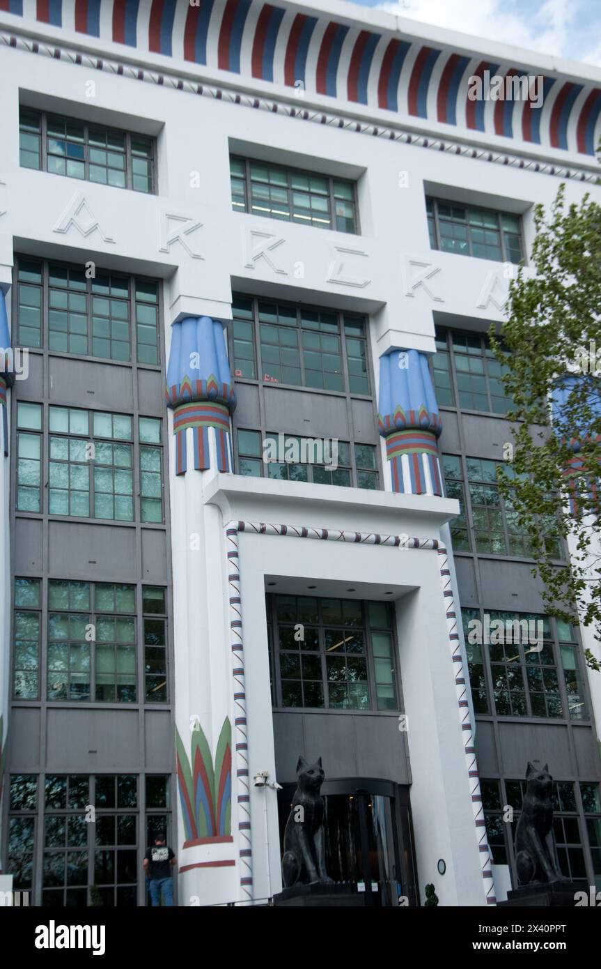 Carreras cigarette Factory est un grand bâtiment art déco situé à Camden, Londres, Angleterre. Il est noté comme un exemple frappant de l'égypti du début du XXe siècle Banque D'Images