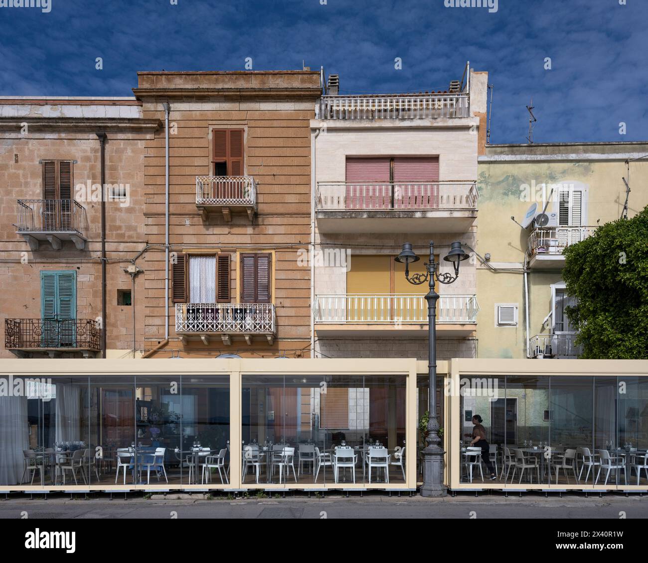 Logement et un restaurant dans le village de Carloforte, île de San Pietro, Italie ; Carloforte, Sardaigne du Sud, Italie Banque D'Images