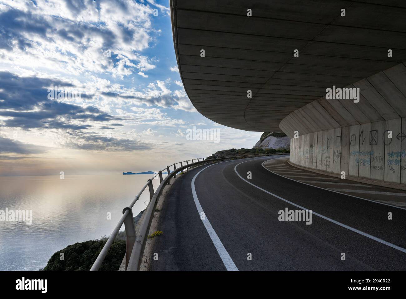 Vue sur la mer Méditerranée le long de l'autoroute côtière, Galleria Panoramica Capo d'Aquila Banque D'Images