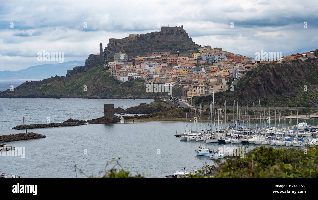 Vue côtière de la marina avec le château de Doria sur la colline surplombant la ville de Castelsardo ; Castelsardo, province de Sassari, Sardaigne, Italie Banque D'Images