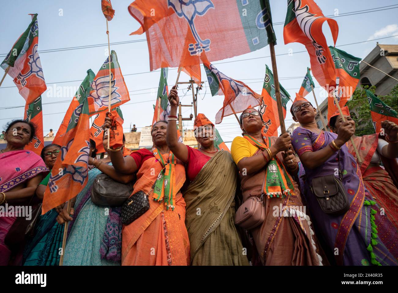 Guwahati, Assam, Inde, le 29 avril 2024. Les partisans du Bharatiya Janata Party (BJP) dansent à leur arrivée pour assister à une tournée du ministre de l'intérieur de l'Union, Amit Shah, avant la troisième phase des élections générales, à Guwahati, Assam, Inde, le 29 avril 2024. Crédit : David Talukdar/Alamy Live News Banque D'Images