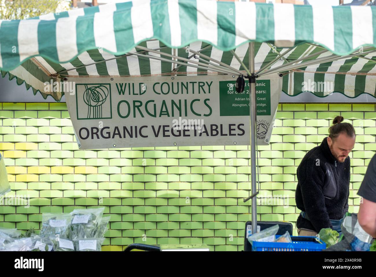 LONDRES - 30 MARS 2024 : marché fermier de West Hampstead à côté de la station West Hampstead Thameslink Banque D'Images