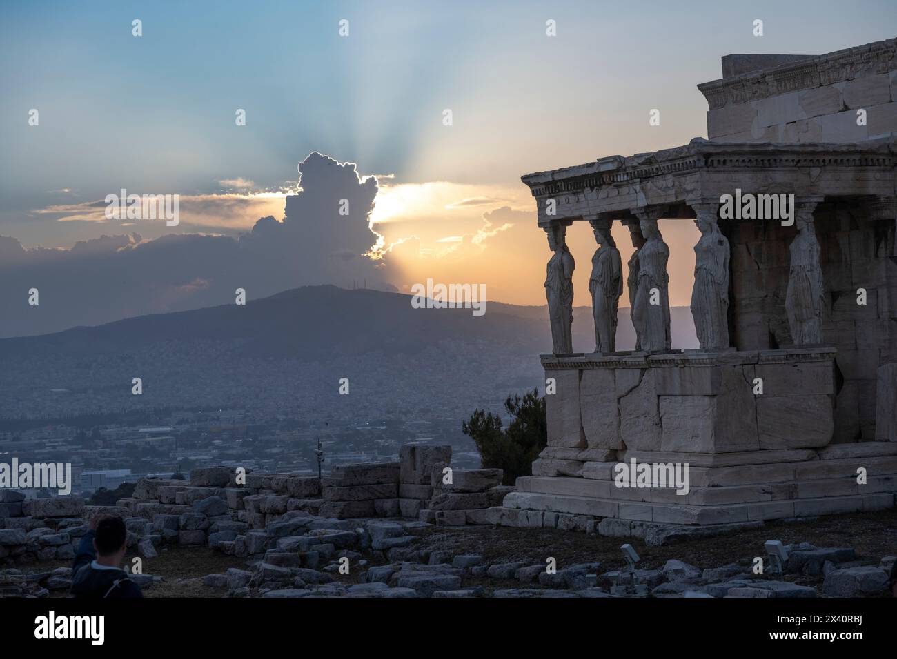 Soleil couchant spectaculaire dans la distance vue de l'Erechthéion (ou Temple d'Athéna Polias) et une vue sur la ville d'Athènes, Acropole d'Athènes Banque D'Images