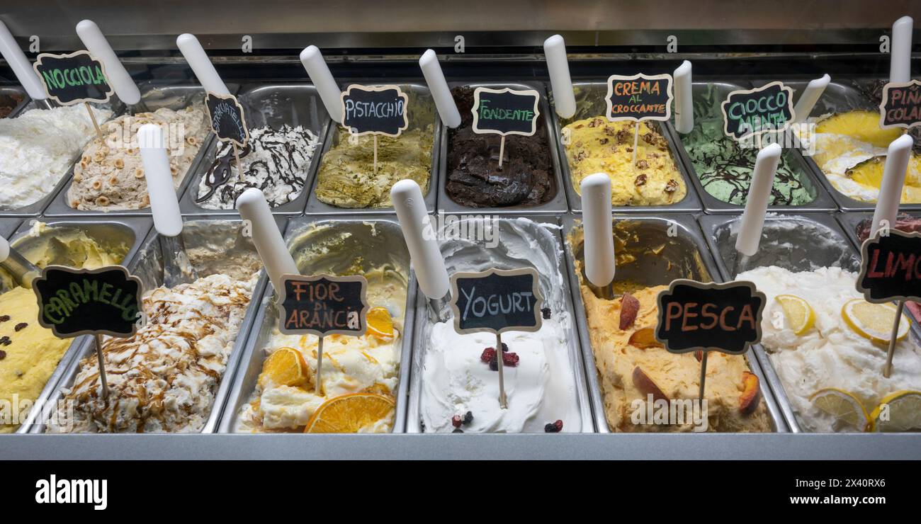 Variété de gelato fraîche exposée ; Sant'Antioco, Sardaigne du Sud, Italie Banque D'Images