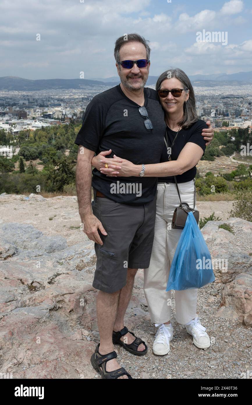 Portrait extérieur informel d'un couple mature regardant l'Acropole d'Athènes depuis la colline d'Aréopage, et le paysage urbain d'Athènes en arrière-plan Banque D'Images