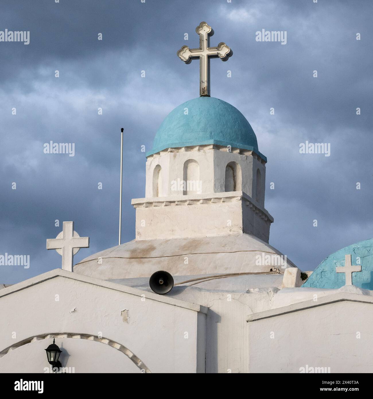 Église blanchie à la chaux avec des croix et des dômes bleus, et un haut-parleur sur le toit. C'est la chapelle Saint-Georges sur la colline Lycabette, le plus haut p... Banque D'Images
