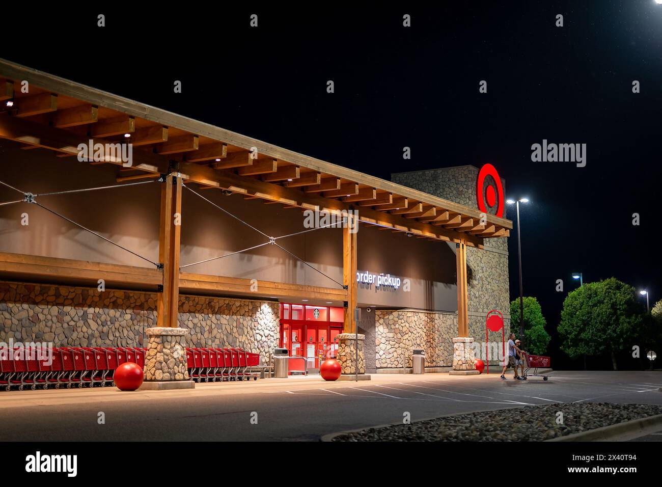 BAXTER, MN – 22 septembre 2021 : vue nocturne de l'entrée du magasin Target. Banque D'Images