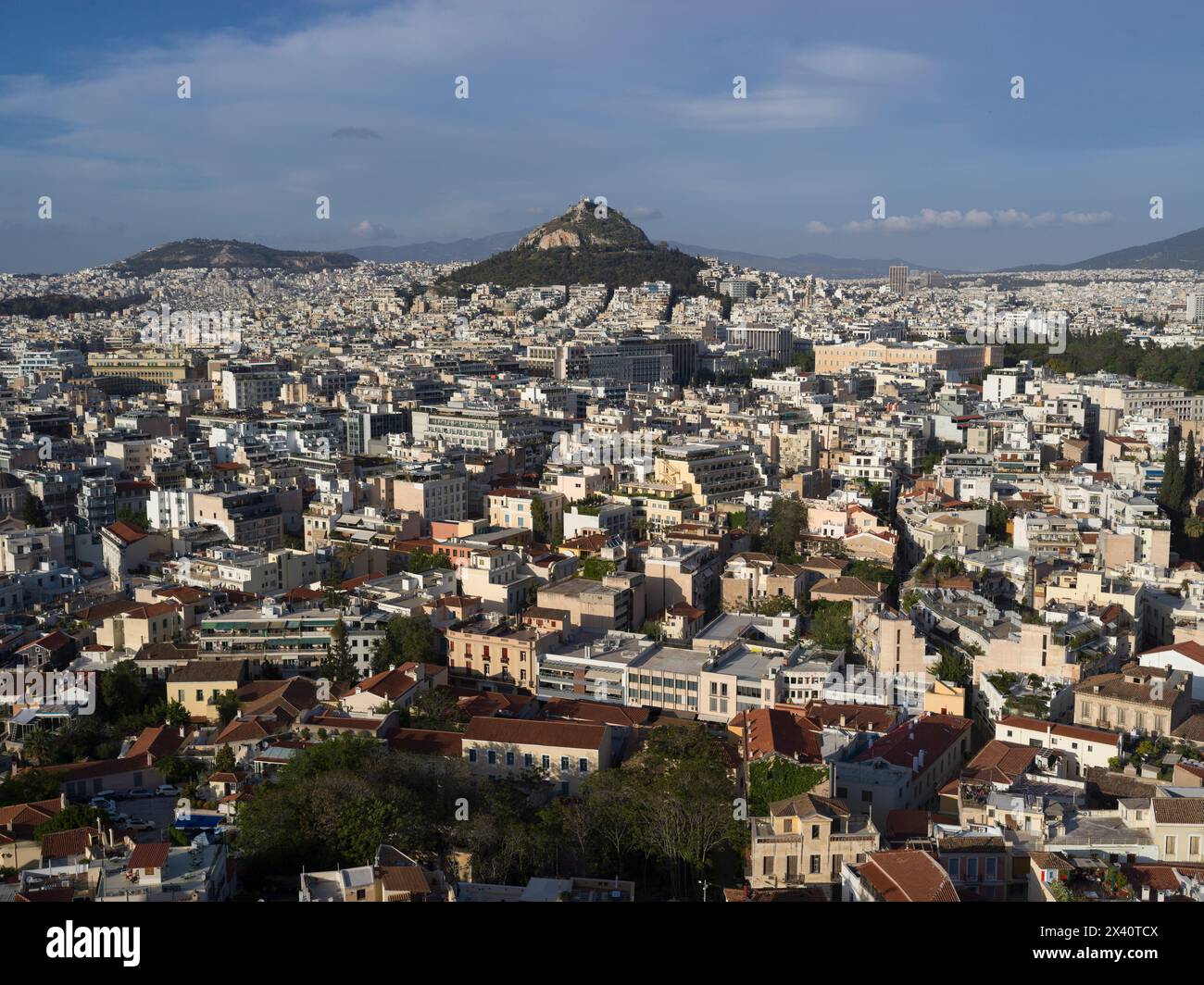 Vue de l'Acropole surplombant la ville d'Athènes avec la colline de Lycabette au loin ; Athènes, Grèce Banque D'Images