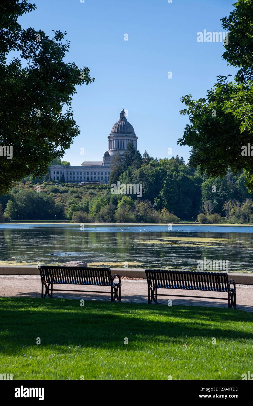 Vue sur le Capitole de l'État de Washington et les bureaux surplombant le lac et le parc du Capitole ; Olympia, Washington, États-Unis d'Amérique Banque D'Images