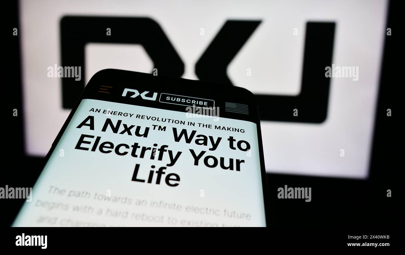 Téléphone portable avec le site Web de la société américaine de technologie de batterie Nxu Inc devant le logo de l'entreprise. Concentrez-vous sur le coin supérieur gauche de l'écran du téléphone. Banque D'Images