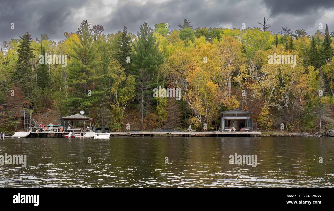 Quais et abris pour bateaux le long d'un lac en automne ; Lac des bois, Ontario, Canada Banque D'Images