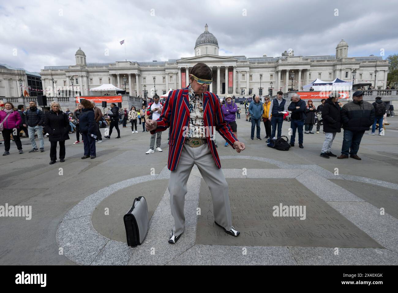 Homme habillé dans la tenue des années 1960 assiste à la Fête des équipés George Festival à Trafalgar Square, le 23 avril 2024 Banque D'Images