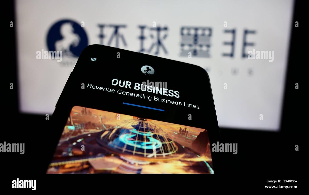 Téléphone portable avec le site Web de la société chinoise Global Mofy Metaverse Limited devant le logo de l'entreprise. Concentrez-vous sur le coin supérieur gauche de l'écran du téléphone. Banque D'Images