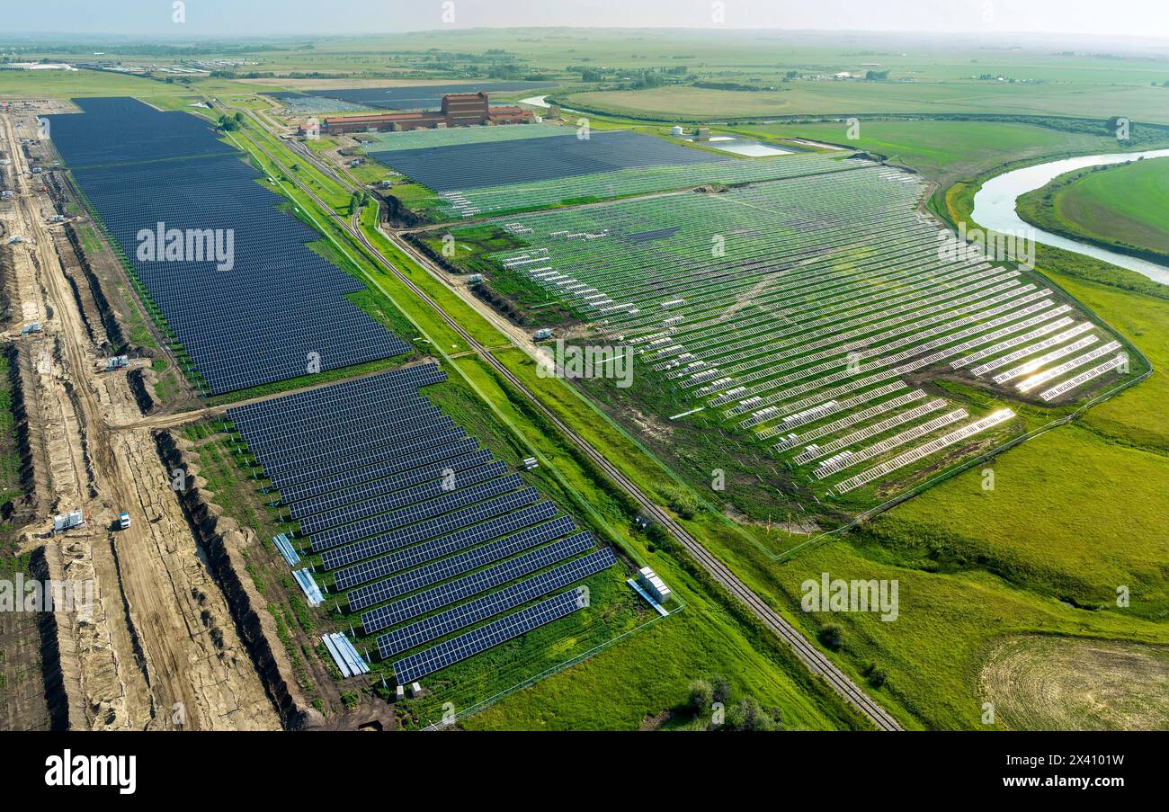 Vue aérienne d'une grande ferme solaire ; High River, Alberta, Canada Banque D'Images
