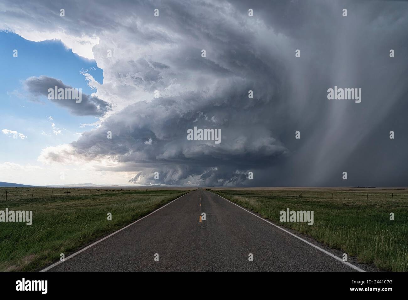 Nuages spectaculaires associés à un orage supercellulaire très fort dans l'ouest du Nouveau-Mexique. Route menant directement dans la tempête Banque D'Images