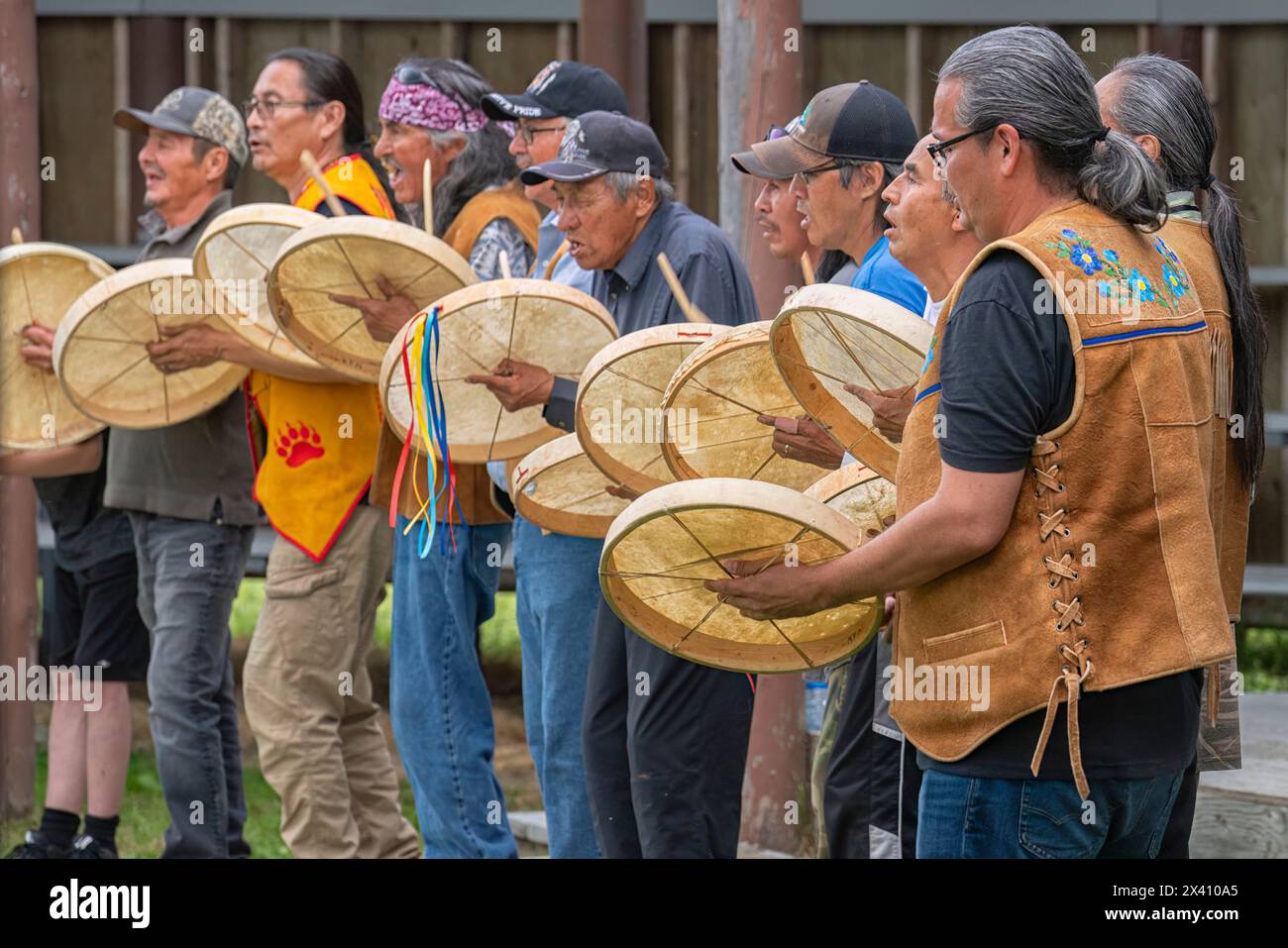 Groupe d'hommes jouant de la batterie traditionnelle pendant une danse du tambour ; Fort Simpson, Territoires du Nord-Ouest, Canada Banque D'Images