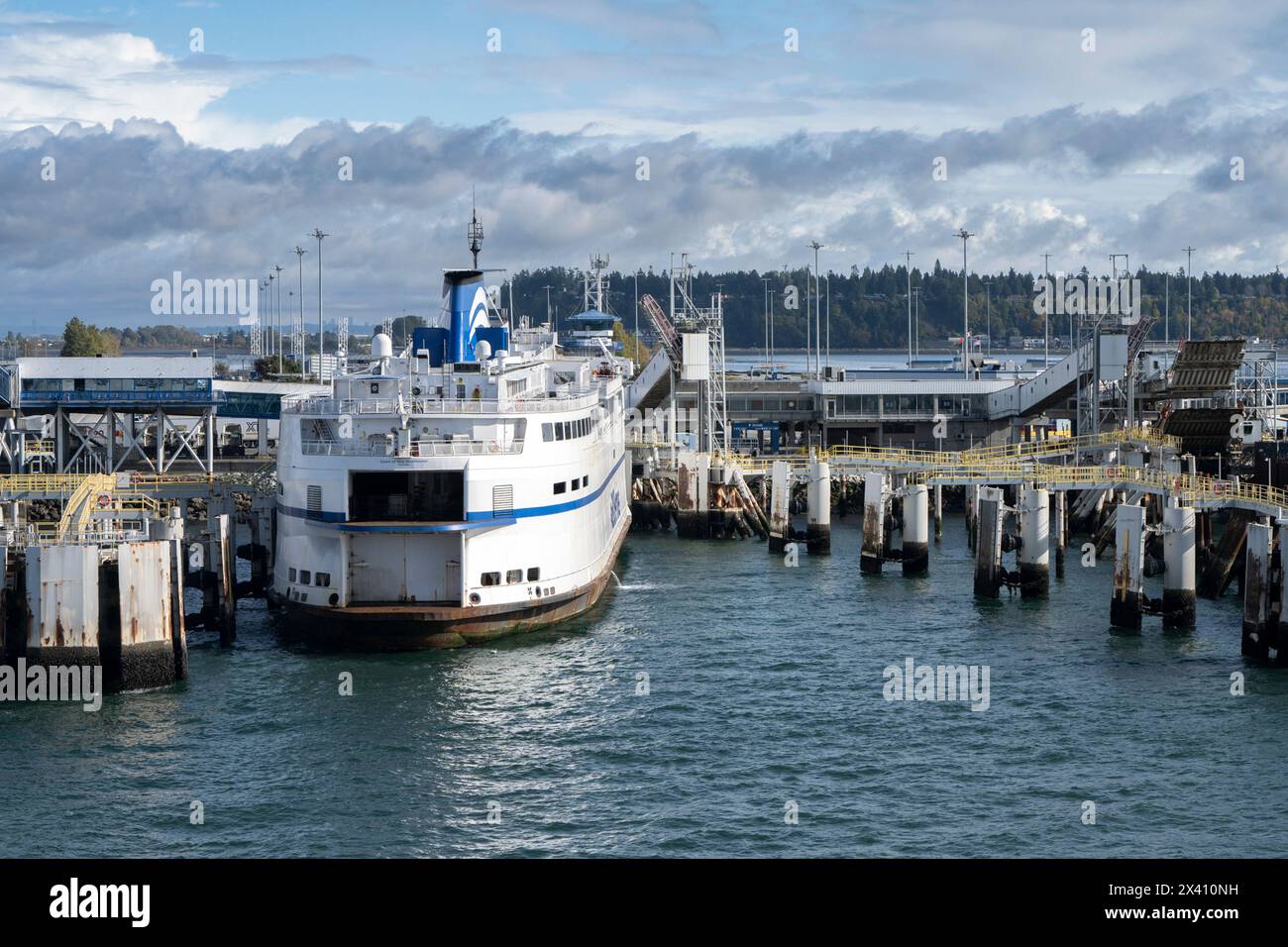 Ferry se trouve dans un port côtier ; Tsawwassen, Colombie-Britannique, Canada Banque D'Images