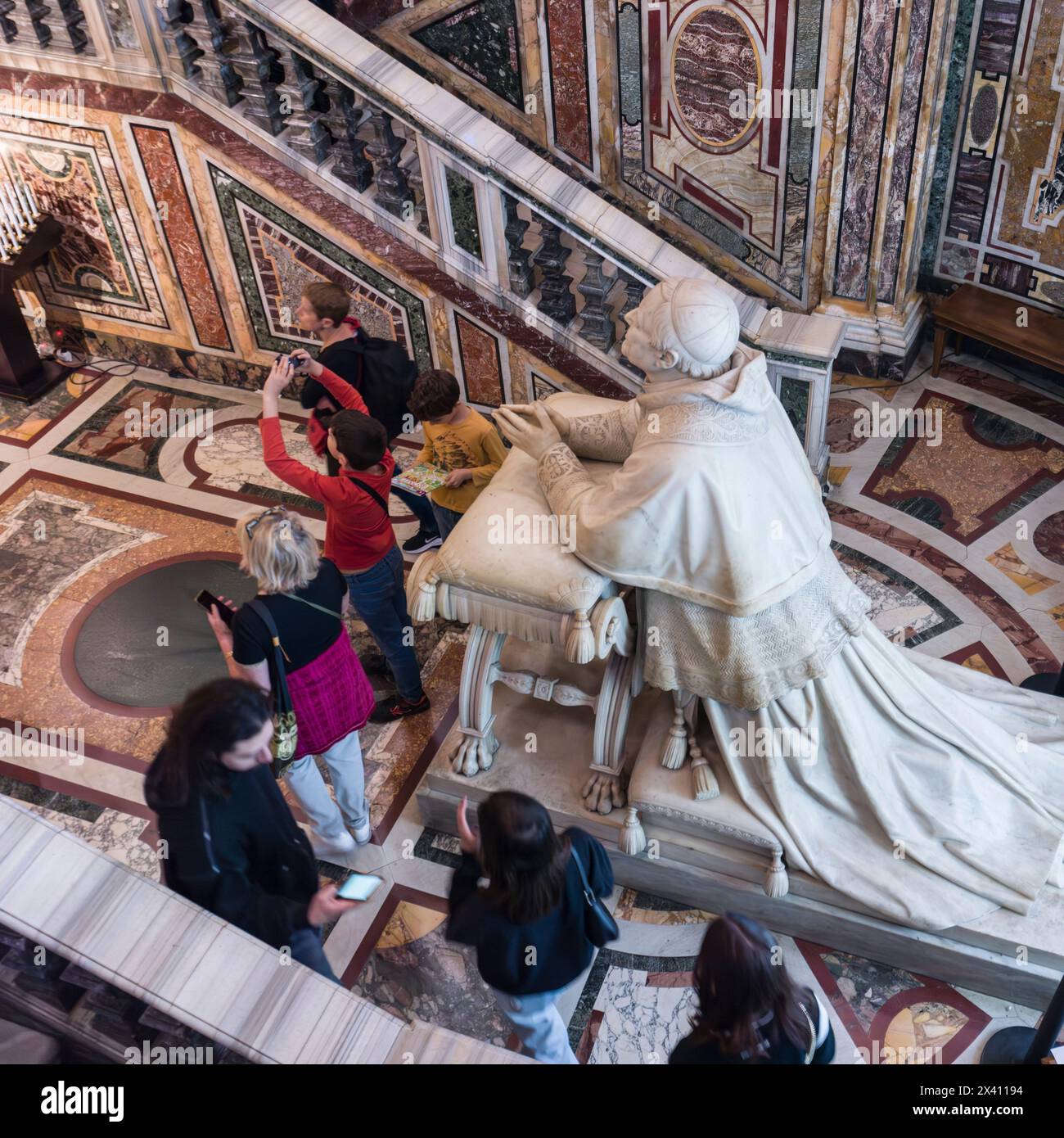 Touristes à l'intérieur de Santa Maria Maggiore à Rome ; Rome, Italie Banque D'Images