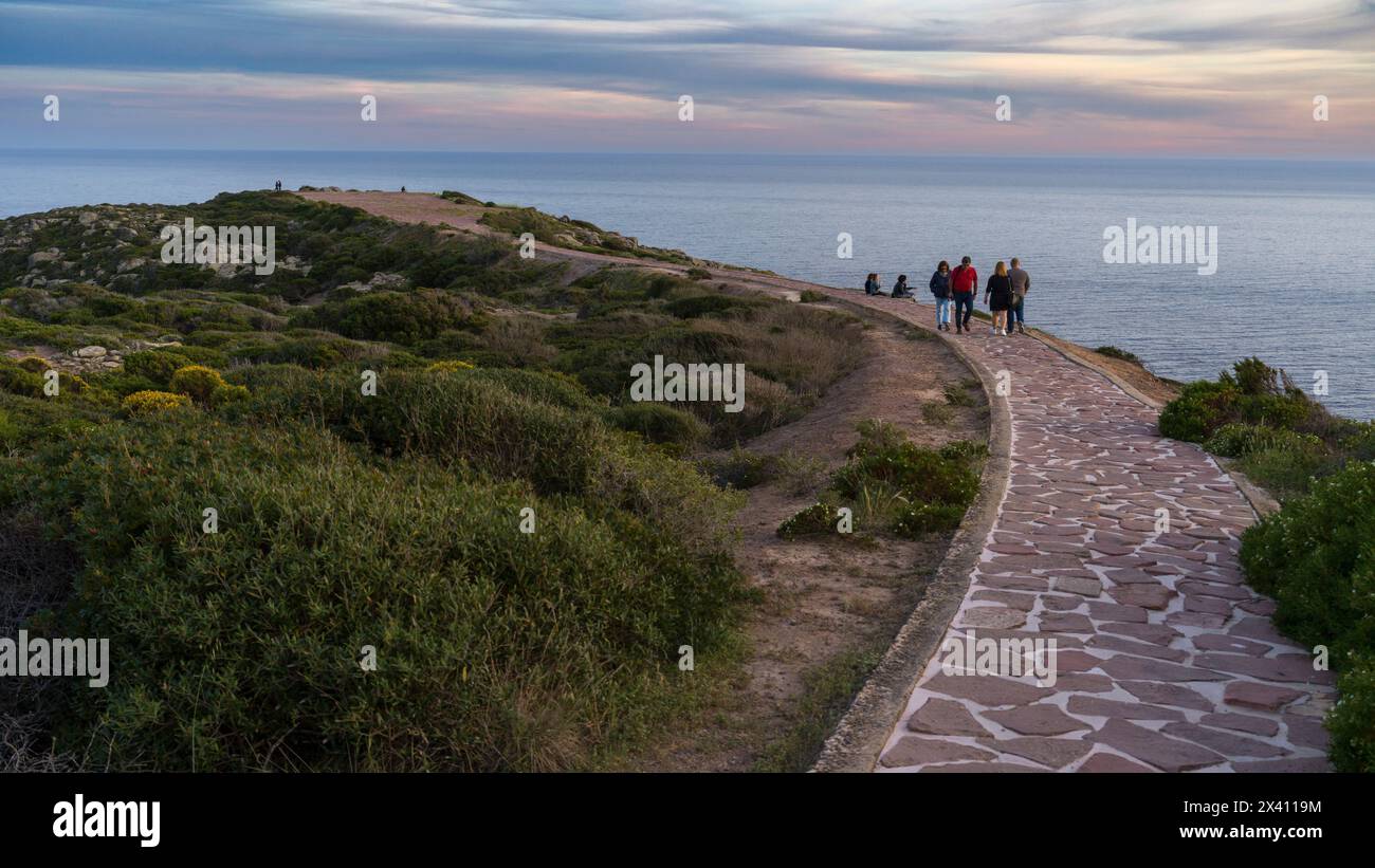 Promenade au bord de l'eau au crépuscule sur l'île de San Pietro, près du phare de Capo Sandalo sur la Sardaigne du Sud, Italie ; Carloforte, Sardaigne du Sud, Italie Banque D'Images