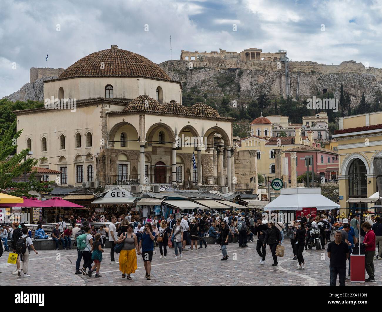 Place Monastiraki animée avec l'Acropole d'Athènes sur un éperon rocheux en arrière-plan ; Athènes, Grèce Banque D'Images