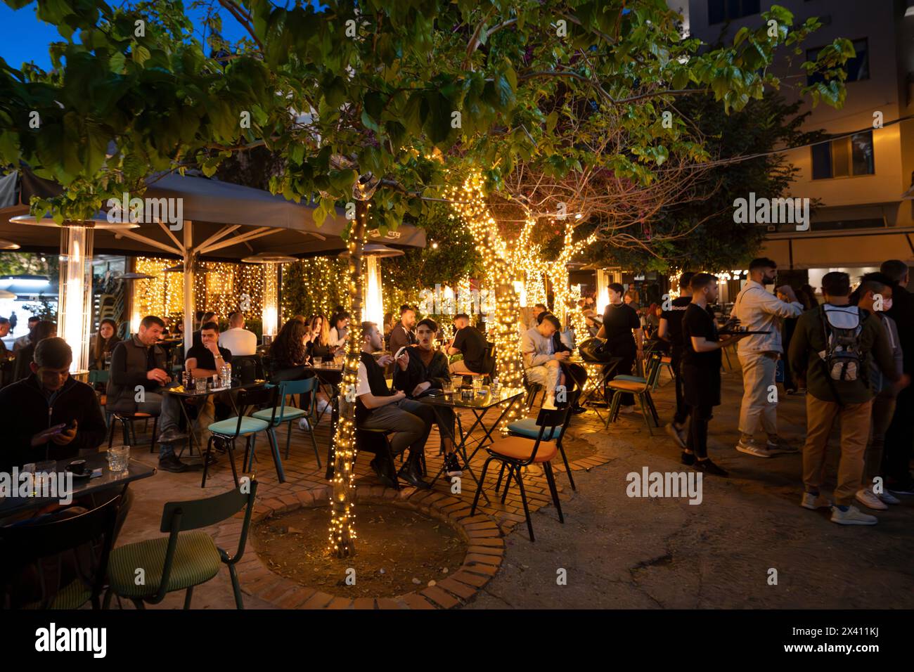Repas en plein air avec un éclairage chaleureux ; Athènes, Grèce Banque D'Images